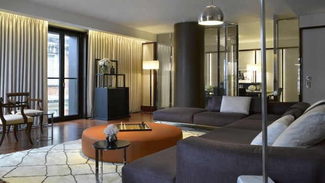 009684-02-hotel-exterior-night-e1337179171532 Bulgari Hotel
