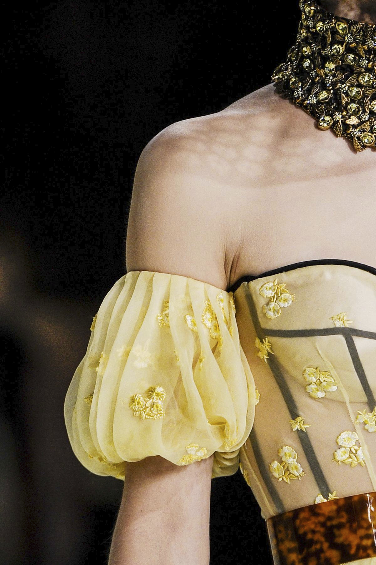 a_4-32.5x Alexander McQueen Bees Season
