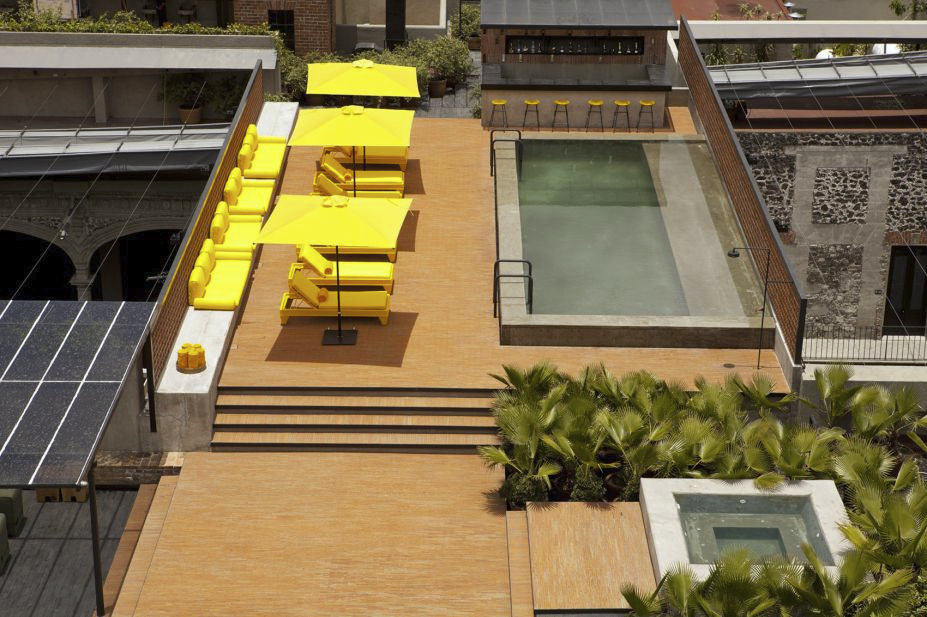 Swimming-Pool-In-Hotel-Roof-Top-Completed-With-Yellow-Lounge-Chairs-927x617