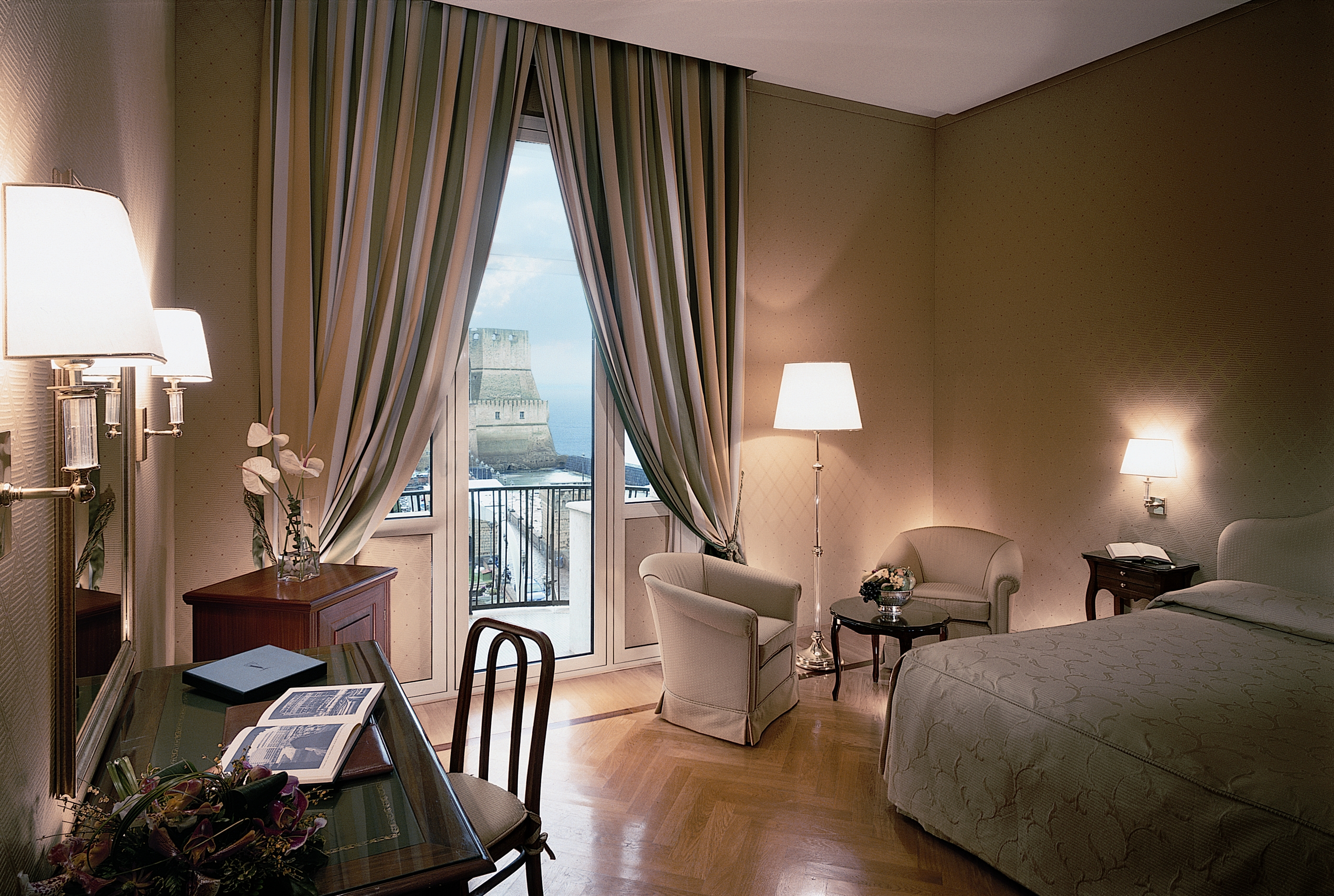 deluxekingsizebedwithse Grand Hotel Vesuvio