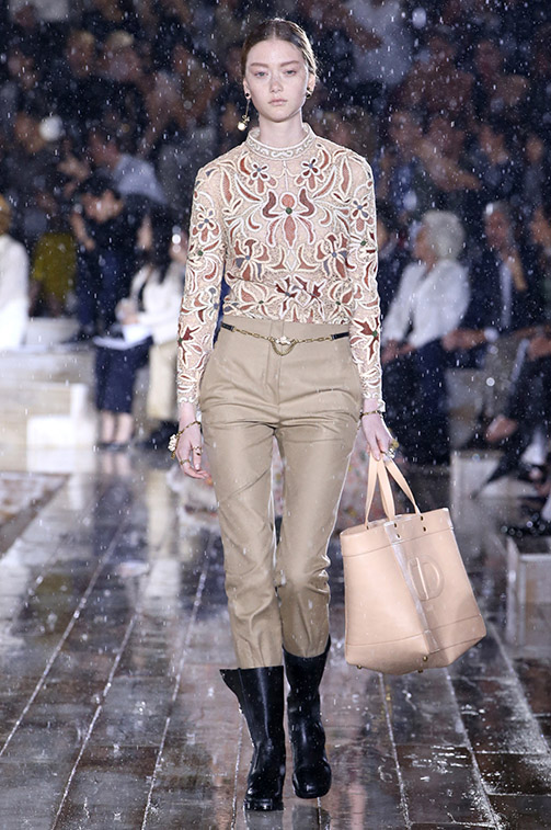 silhouette_05 Dior Cruise 2019 Mexican Amazons influence