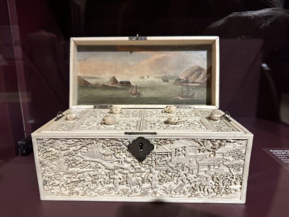 Casket with a painting of Bocca Tigris, a strait on the Pearl River Delta, early 19th century